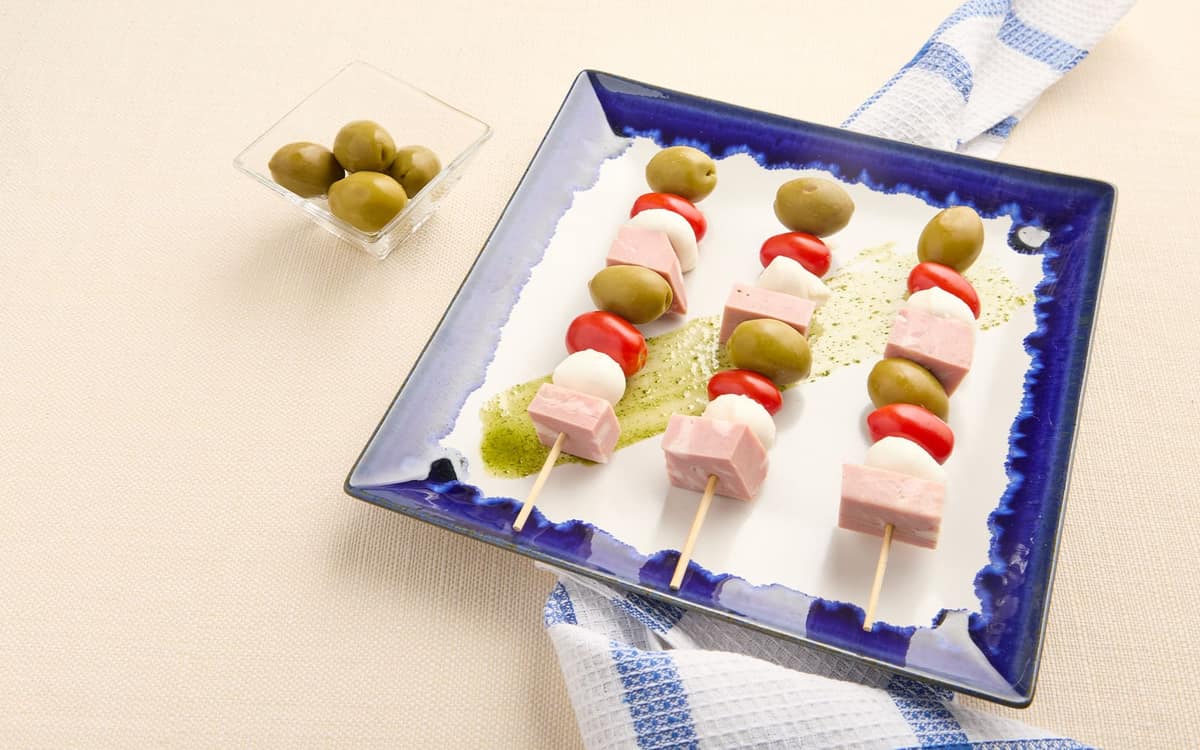 Spiedino con mozzarella, mortadella e olive giganti Zuccato