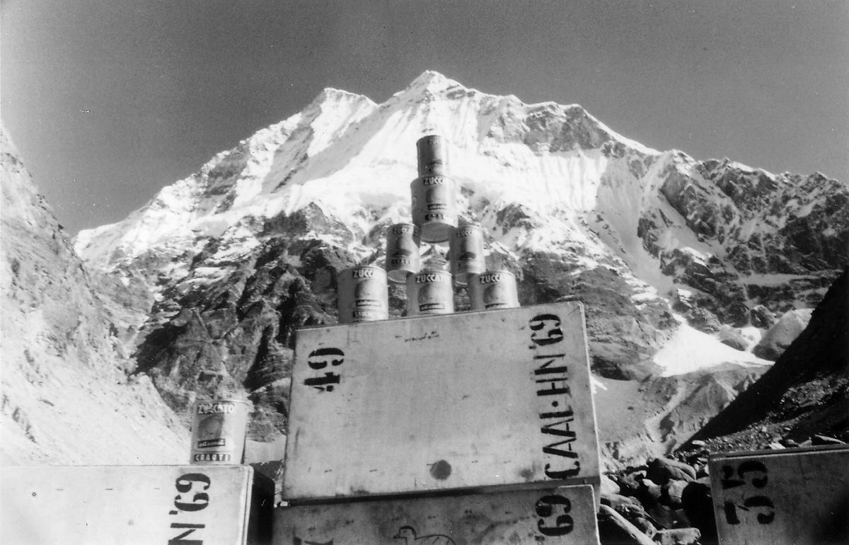 Provviste Zuccato al campo base di una spedizione himalayana, 1969